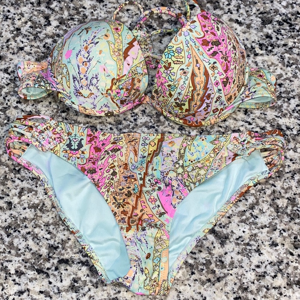 Victoria secret swimsuit set. Bottom size small. Top size 34A.